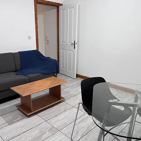Luxury 2 Bed Apartment At Seymour Grove-3