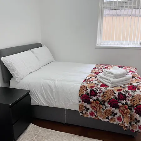 Luxury 2 Bed Apartment At Seymour Grove-2