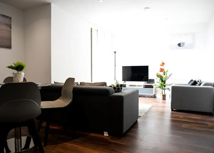 Onpoint s - Spacious 2 Bedroom Apt - City Centre With Balcony