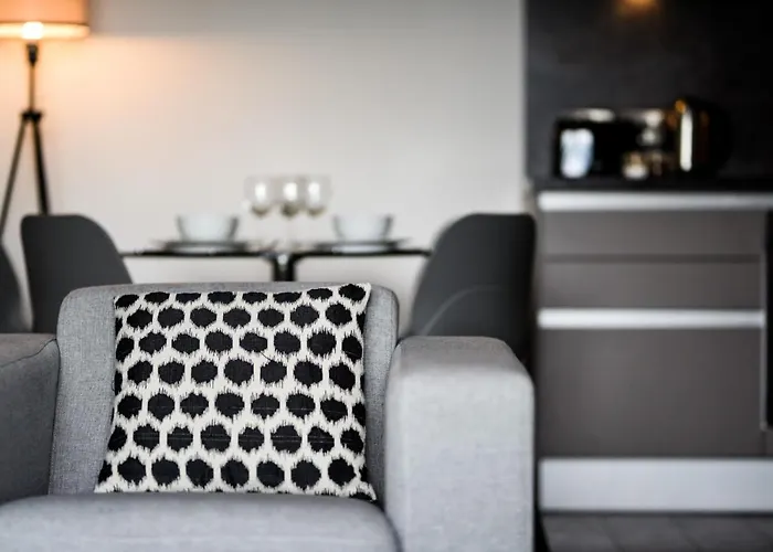 Onpoint s - Spacious 2 Bedroom Apt - City Centre With Balcony